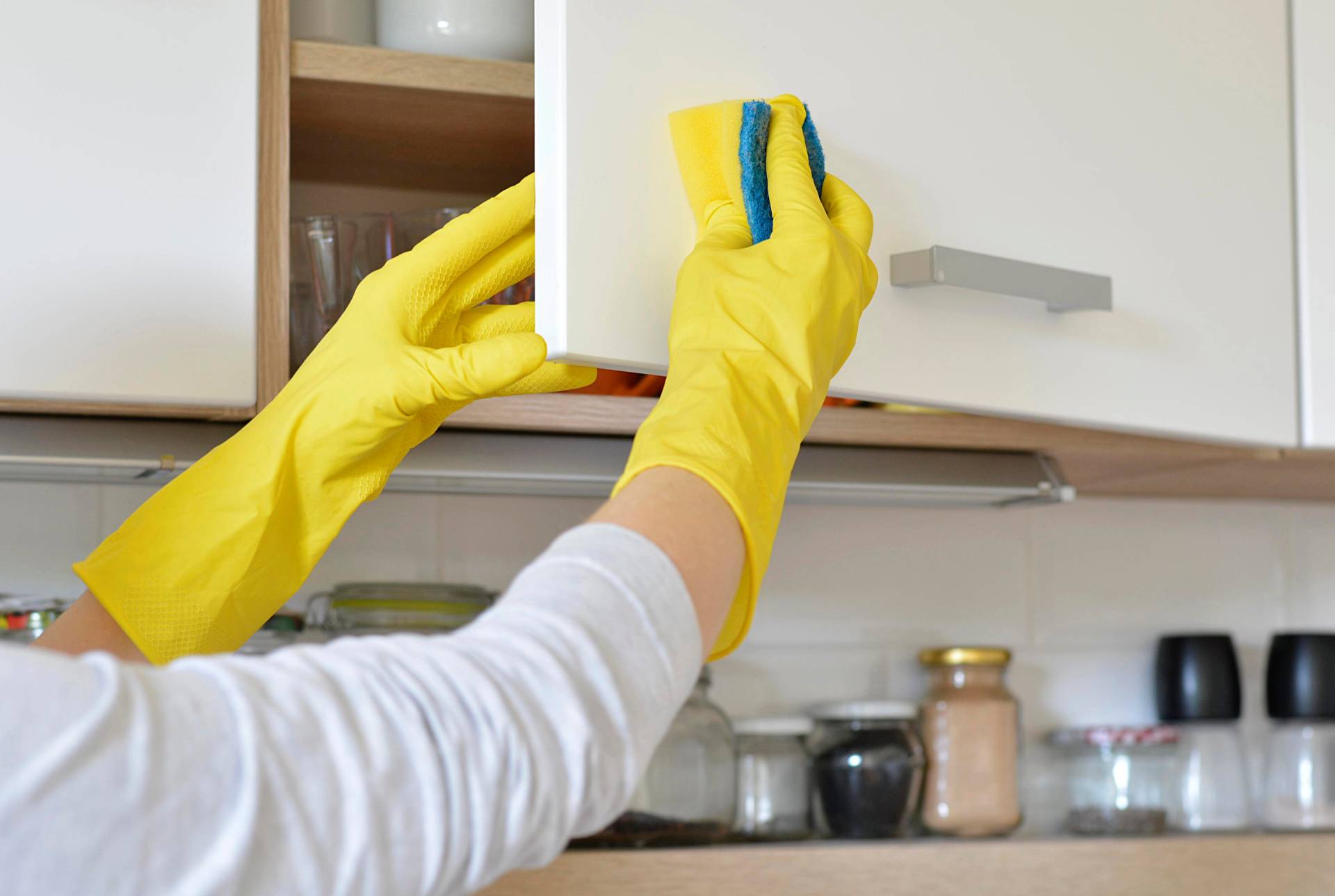 37119254-gelbe-putzhandschuhe-reinigen-kuechenschraenke-hausmitteln-fett-flecken